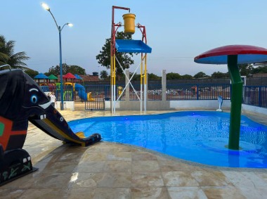Reforma espetacular de parque aquático com piscina e escorregador